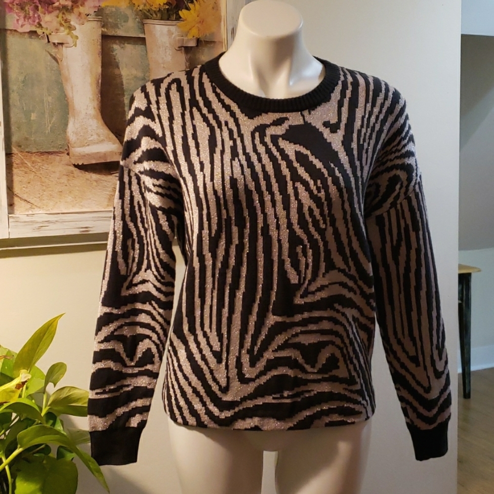 T Thari Sweater - Picture 1 of 6